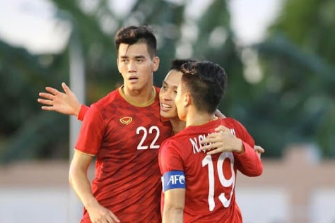 Tiến Linh là một trong hai cầu thủ Việt Nam lọt Top cầu thủ xuất sắc nhất bán kết.
