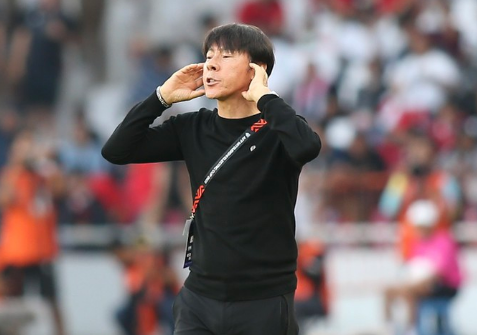  HLV Shin Tae Yong tiếp tục gắn bó với bóng đá Indonesia.