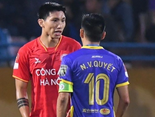 Văn Quyết có pha to tiếng với Đoàn Văn Hậu vòng 2 V.League trên sân Hàng Đẫy.