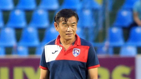 HLV Phan Thanh Hùng thất vọng sau trận thua Bình Định FC trên sân nhà.