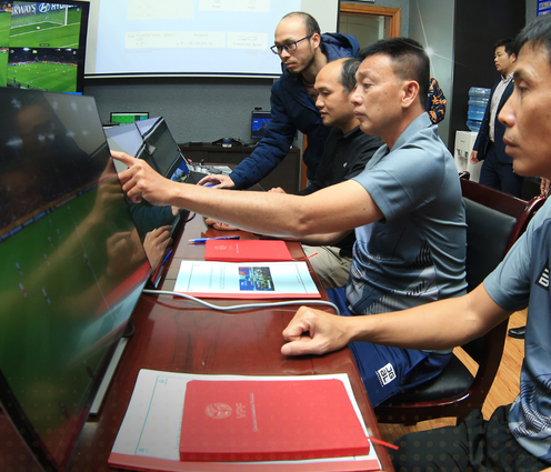 Các trọng tài V.League tập huấn công nghệ VAR trong thời gian V.League tạm nghỉ.