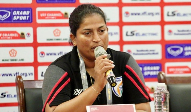 HLV U20 Ấn Độ khen ngợi U20 nữ Việt Nam.