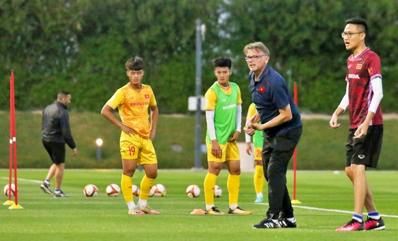 HLV Troussier tích cực rèn quân cho U23 Việt Nam.