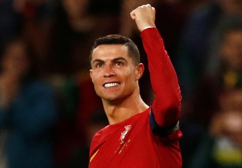 C.Ronaldo lập một loạt kỷ lục trong trận thắng của Bồ Đào Nha.
