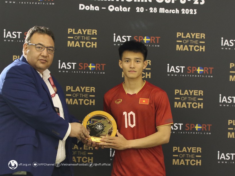 Nguyễn Thanh Nhàn giành giải thưởng cầu thủ xuất sắc nhất trận gặp U23 Kyrgyzstan.