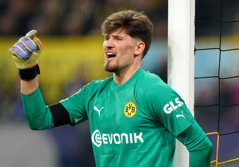 Gregor Kobel nhận lương khủng nếu ở lại Dortmund.