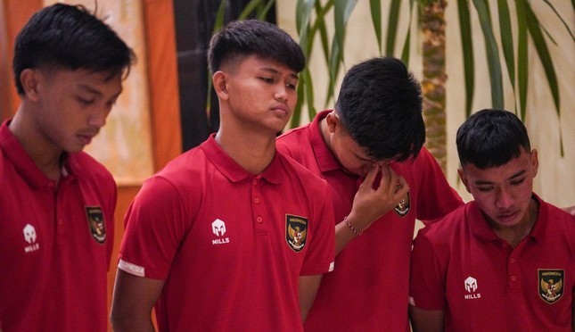 Các cầu thủ Indonesia tiếc nuối đội nhà mất suất dự World Cup.