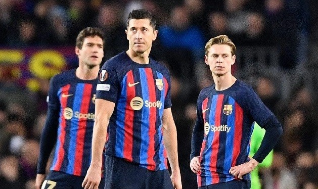 Barca bị UEFA điều tra vì nghi hối lộ trọng tài.