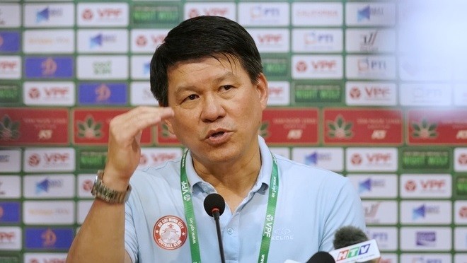 HLV Tiến Thành đổ lỗi cho trọng tài sau trận thua Hà Nội ở vòng 5 V. League.