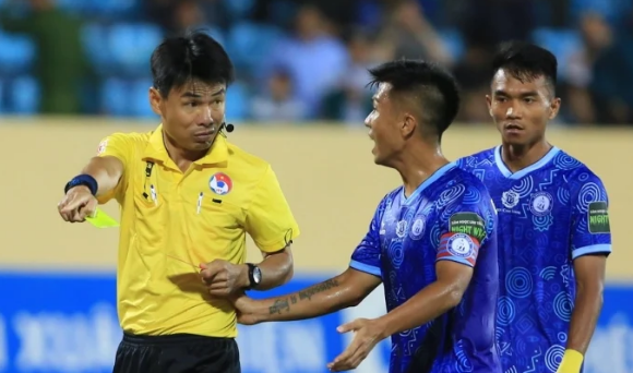 Trọng tài Trương Hồng Vũ không được nhiệm vụ vòng 6 V-League sau sai sót ở vòng đấu thứ 5 vừa qua.