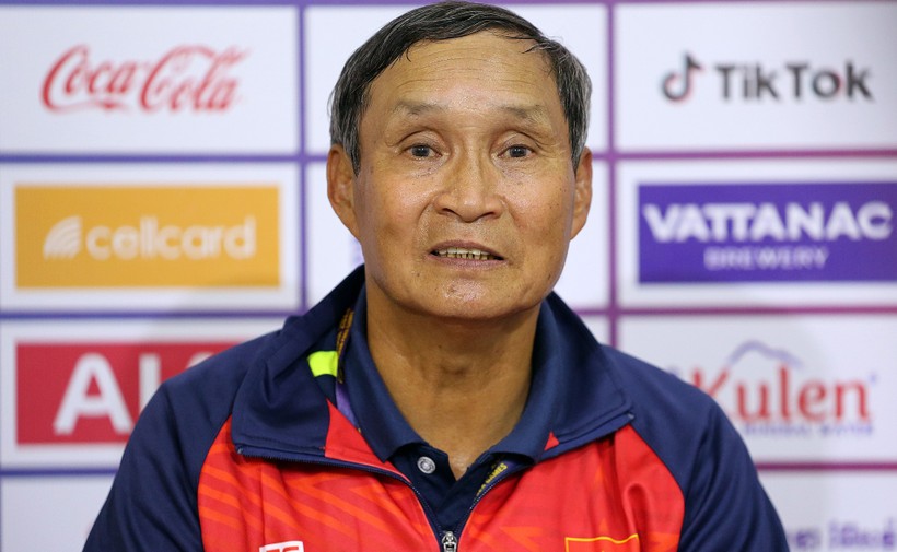 HLV Đức Chung thận trọng trước trận gặp Campuchia ở bán kết.