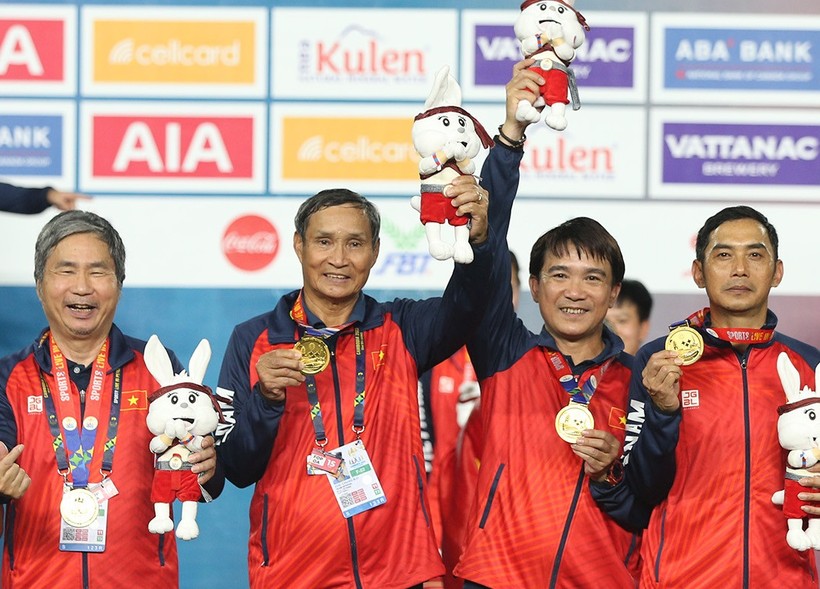 HLV Mai Đức Chung cùng tuyển nữ Việt Nam bảo vệ thành công tấm Huy chương Vàng SEA Games.