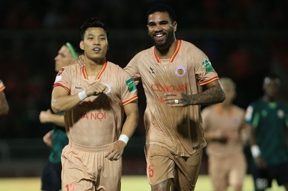 Vũ Văn Thanh lập cú đúp giúp Công an Hà Nội có 3 điểm ở vòng 8 V.League.