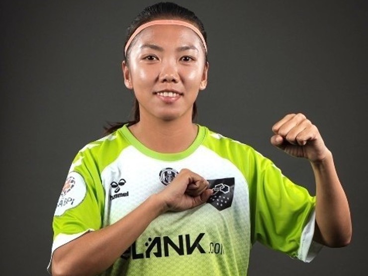 Huỳnh Như chưa chốt tương lai với CLB Lank FC.