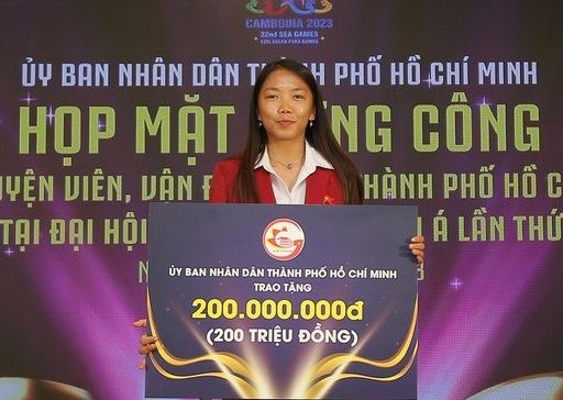 Huỳnh Như nhận phần thưởng 200 triệu đồng từ Ủy ban nhân dân TP Hồ Chí Minh.