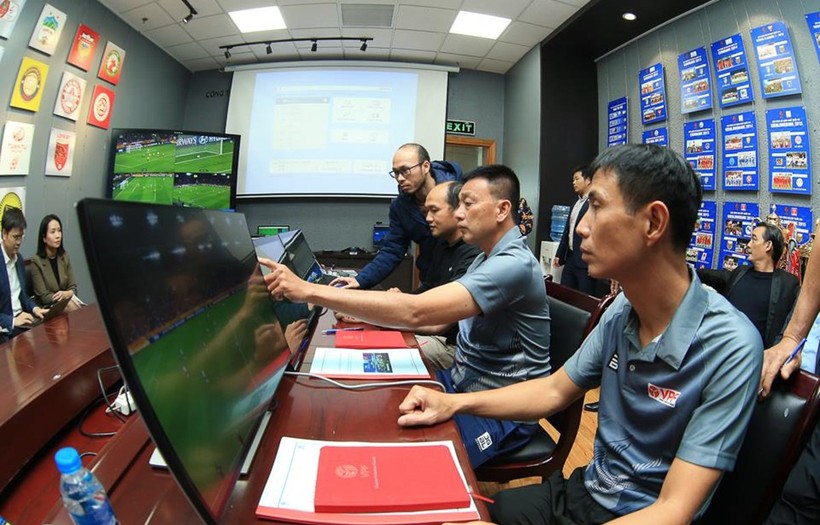 Trọng tài V.League lần đầu thực hành VAR tại sân cỏ Việt Nam.