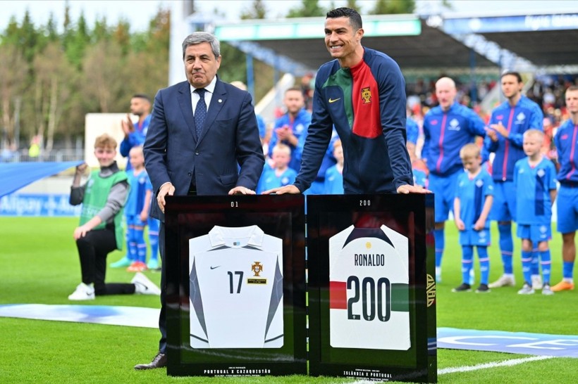 Ronaldo lập kỷ lục Guiness thế giới với 200 lần khoác áo tuyển quốc gia.