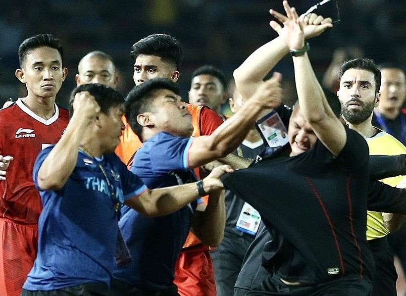 Bóng đá Thái Lan và Indonesia nhận án phạt nặng từ AFC sau vụ ẩu đả SEA Games.