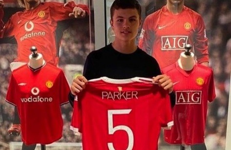 Harrison Parker từ chối ở lại Man United để gia nhập Man City.