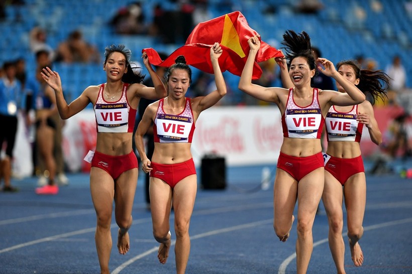Điền kinh Việt Nam giành huy chương vàng tiếp sức 4x400m nữ châu Á.