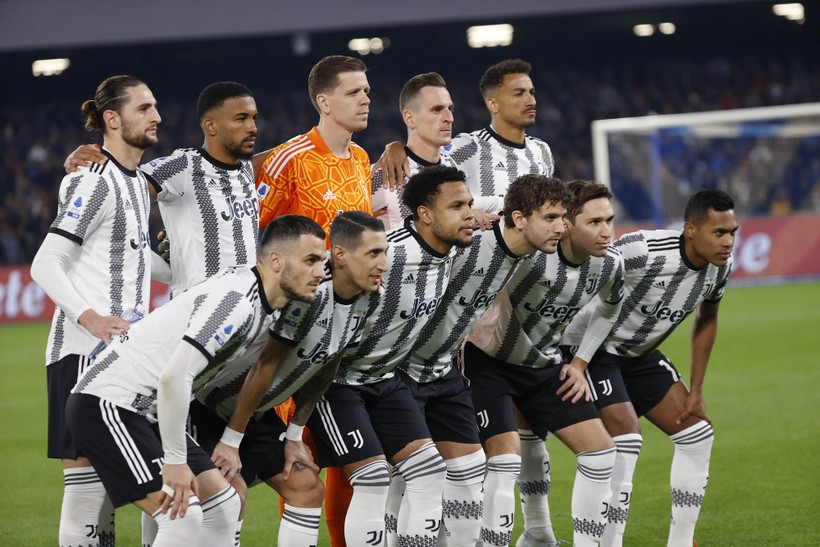  Juventus bị cấm thi đấu ở Cúp châu Âu vì cáo buộc gian lận tài chính.