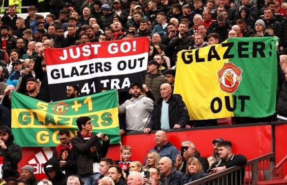 Nhà Glazer tiếp tục trì hoãn vụ bán MU khiến fan thất vọng.