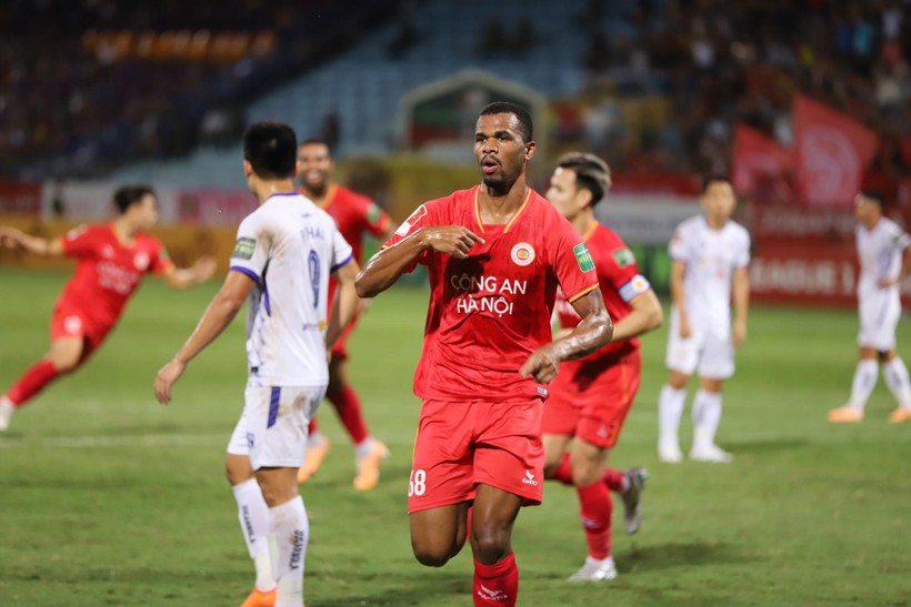Công an Hà Nội trở lại ngôi đầu bảng sau trận thắng Hà Nội FC.