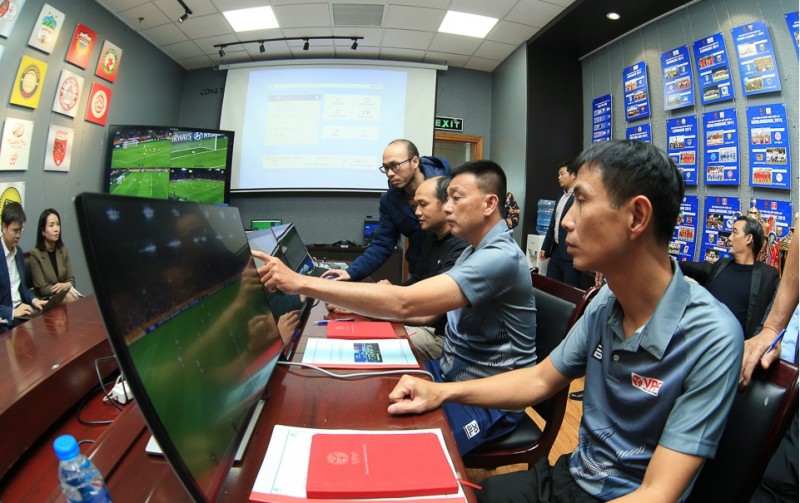 Công nghệ VAR ở V-League bước đầu được FIFA công nhận và đánh giá tích cực.
