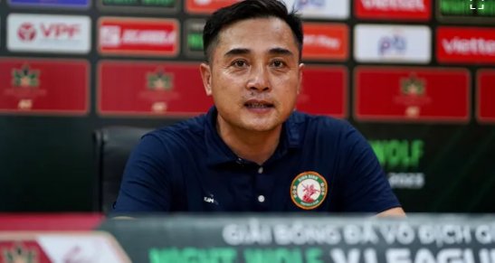 HLV Nguyễn Đức Thắng tỏ ra vô cùng thất vọng khi đội nhà dừng bước ở bán kết Cúp Quốc gia.