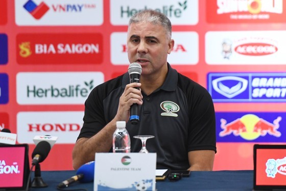 HLV Makram Daboub của tuyển Palestine bị kêu gọi từ chức sau trận thua Việt Nam.