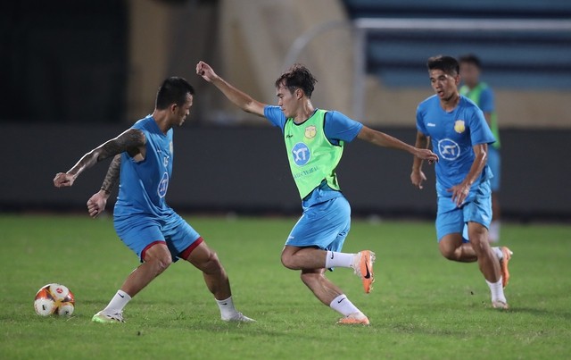 Văn Toàn tích cực rèn quân cùng các đồng đội ở Nam Định FC.