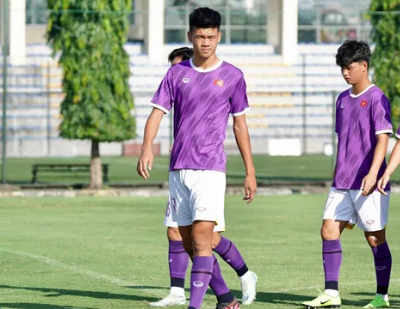 Đinh Quang Kiệt nổi bật trong đội hình của U18 Việt Nam với chiều cao ấn tượng.