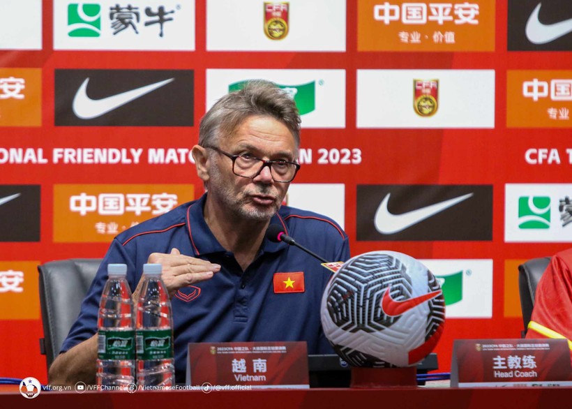 HLV Troussier thất vọng trận thua của tuyển Việt Nam trước Trung Quốc.