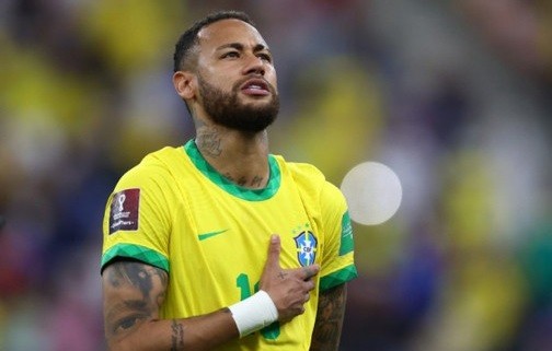 Neymar tỏ ra hết sức tức giận khi bị cổ động viên tấn công sau trận hòa Venezuela.
