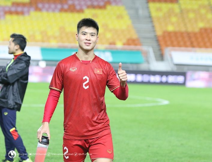 Hậu vệ Duy Mạnh thể hiện quyết tâm ở trận gặp Hàn Quốc.