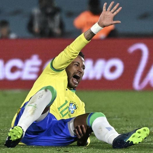 Neymar chấn thương nặng trong trận thua của Brazil trước Uruguay.