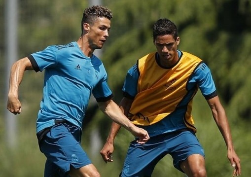 Raphael Varane có cơ hội tái ngộ Ronaldo ở Al Nassr