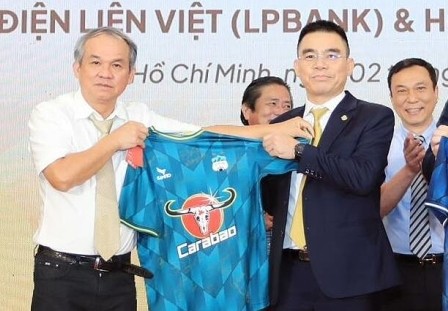 Bầu Đức ký hợp đồng với ngân hàng LPBank và đổi tên đội bóng thành LPBank Hoàng Anh Gia Lai.