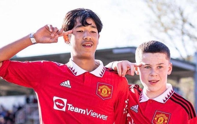  Jariyah Shah (trái) cùng con trai Rooney ở U15 Man United.