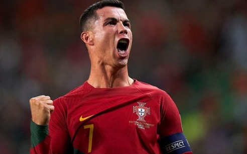 Cristiano Ronaldo được HLV ĐT Bồ Đào Nha ngợi khen.