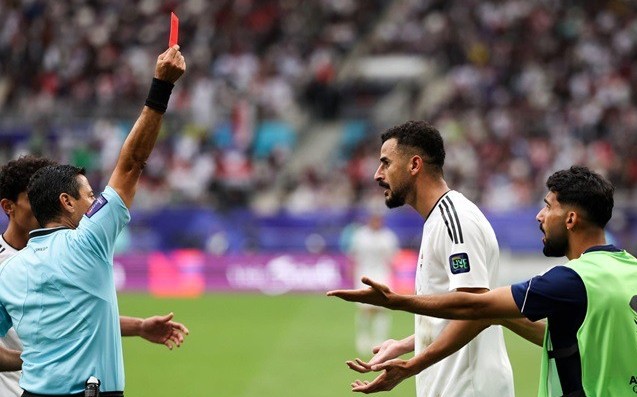 Tiền đạo Iraq nhận thẻ đỏ gây tranh cãi trong trận đấu với Jordan.