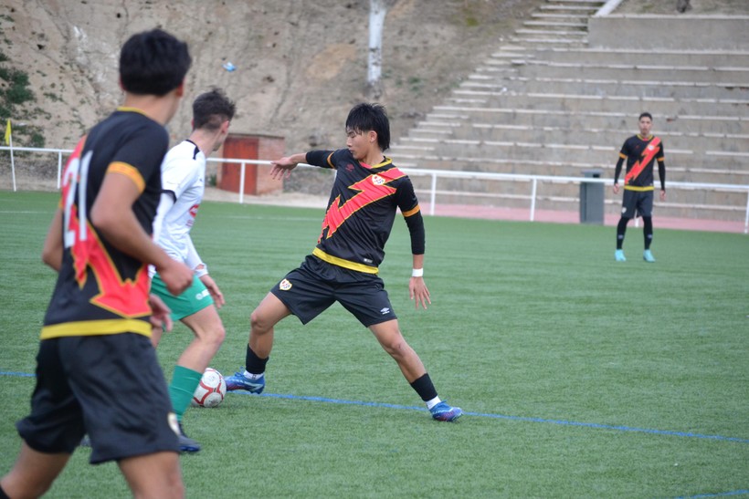 Tiền vệ trẻ Việt kiều Julien Nguyễn khoác áo đội trẻ của Rayo Vallecano ở La Liga.