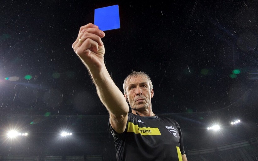 FIFA cân nhắc sử dụng thẻ xanh trong bóng đá.