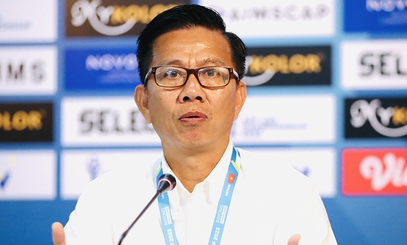 HLV Hoàng Anh Tuấn nói về điều vô lý của V-League
