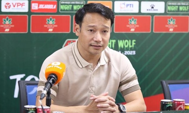 HLV Vũ Hồng Việt thất vọng với trận thua của Nam Định ở vòng 10 V-League.
