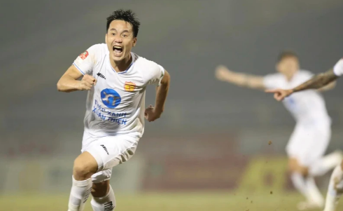 Tô Văn Vũ vắng mặt ở vòng 14 V-League vì án treo giò.