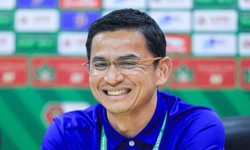HLV Kiatisak chưa muốn bàn tới chuyện dẫn dắt tuyển Việt Nam.