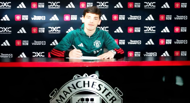 Shea Lacey ký hợp đồng chuyên nghiệp 5 năm với Man United.