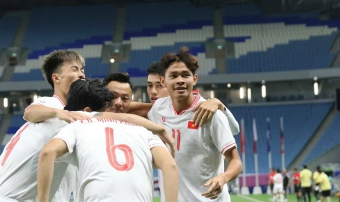 Bùi Vĩ Hào nhận nhiều lời khen sau cú đúp vào lưới U23 Kuwait ở giải châu Á.