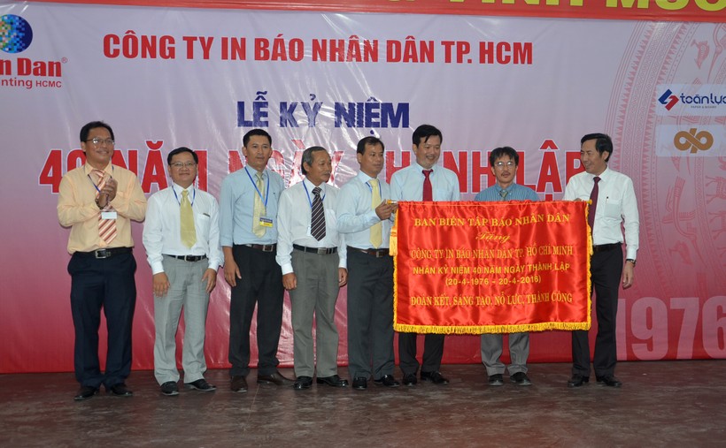 Đồng chí Thuận Hữu (ngoài cùng bên phải) tặng bức trướng của Ban Biên tập Báo Nhân Dân cho Ban Lãnh đạo công ty.